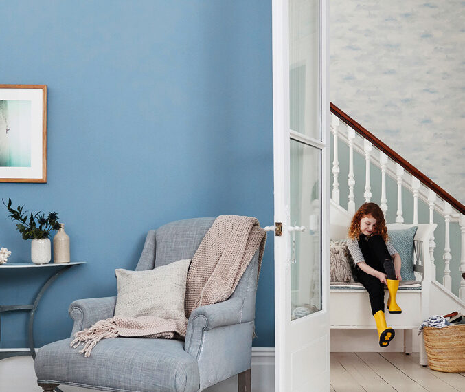 Интерьер комнаты, окрашенной в голубой оттенок краски Sanderson SILVERFLAKE, создающей стильный и современный дизайн пространства.