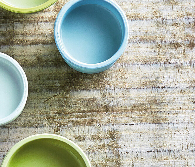Разноцветные посудные миски, окрашенные в различные оттенки краски Sanderson, создающие живой и яркий образ на кухне.